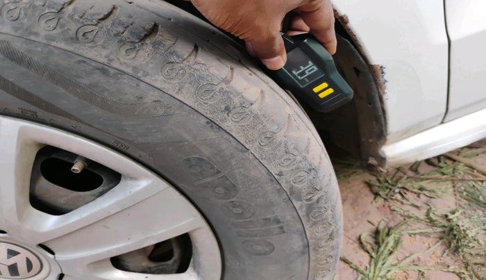 2011 Volkswagen Polo COMFORTLINE 1.2L, Diesel, Manual, 2,15,511 km, tyre