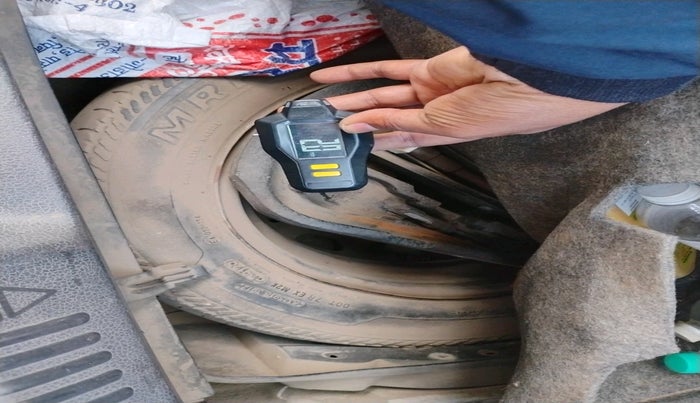 2011 Volkswagen Polo COMFORTLINE 1.2L, Diesel, Manual, 2,15,511 km, tyre