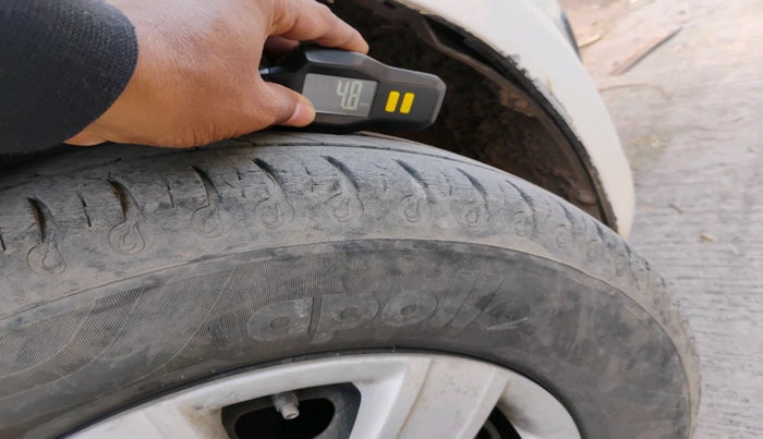 2011 Volkswagen Polo COMFORTLINE 1.2L, Diesel, Manual, 2,15,511 km, tyre