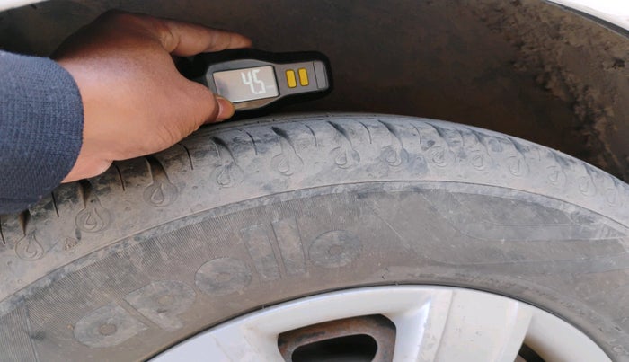 2011 Volkswagen Polo COMFORTLINE 1.2L, Diesel, Manual, 2,15,511 km, tyre