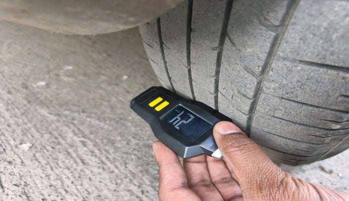 2013 Mercedes Benz B Class B180, Diesel, Automatic, 1,50,683 km, tyre