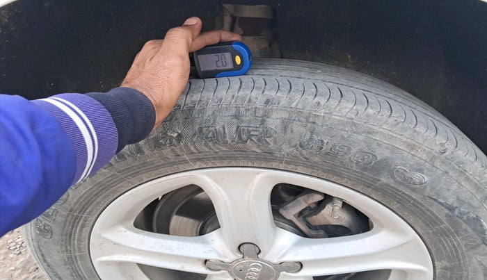 2011 Audi Q5 2.0 TDI QUATTRO, Diesel, Automatic, 1,60,631 km, tyre