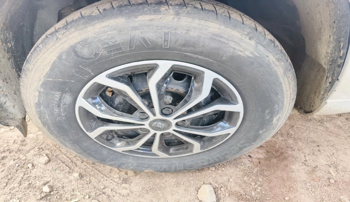 2016 Mahindra TUV300 T4, Diesel, Manual, 2,06,549 km, tyre