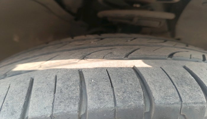 2011 BMW 3 Series 320d, Diesel, Automatic, 1,33,619 km, tyre