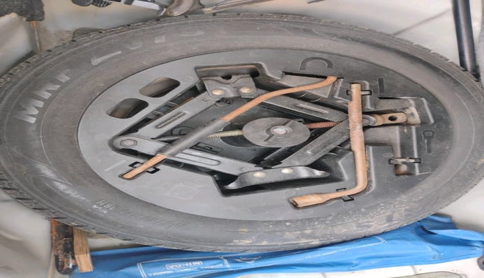 2016 Mahindra Kuv100 K8 6 STR, Petrol, Manual, 82,618 km, tyre