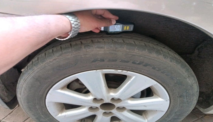 2014 Toyota Corolla Altis G PETROL, Petrol, Manual, 1,28,624 km, tyre