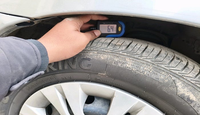 2015 Toyota Innova 2.5 GX 8 STR, Diesel, Manual, 2,09,115 km, tyre