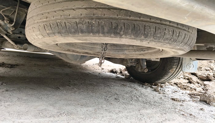 2015 Toyota Innova 2.5 GX 8 STR, Diesel, Manual, 2,09,115 km, tyre