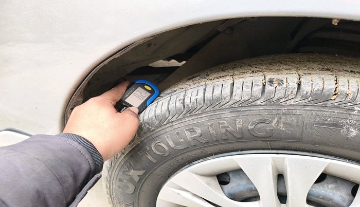 2015 Toyota Innova 2.5 GX 8 STR, Diesel, Manual, 2,09,115 km, tyre