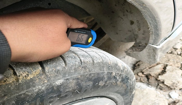 2015 Toyota Innova 2.5 GX 8 STR, Diesel, Manual, 2,09,115 km, tyre