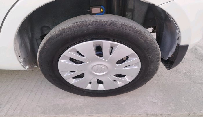 2013 Maruti Swift VXI, Petrol, Manual, 1,10,223 km, tyre