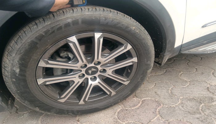 2024 Mahindra XUV700 AX 7 LUXURY P AT 7 STR, Petrol, Automatic, 5,207 km, tyre