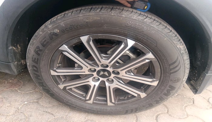 2024 Mahindra XUV700 AX 7 LUXURY P AT 7 STR, Petrol, Automatic, 5,207 km, tyre