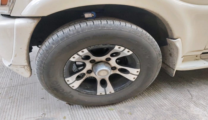 2013 Mahindra Scorpio SLE, Diesel, Manual, 1,45,176 km, tyre