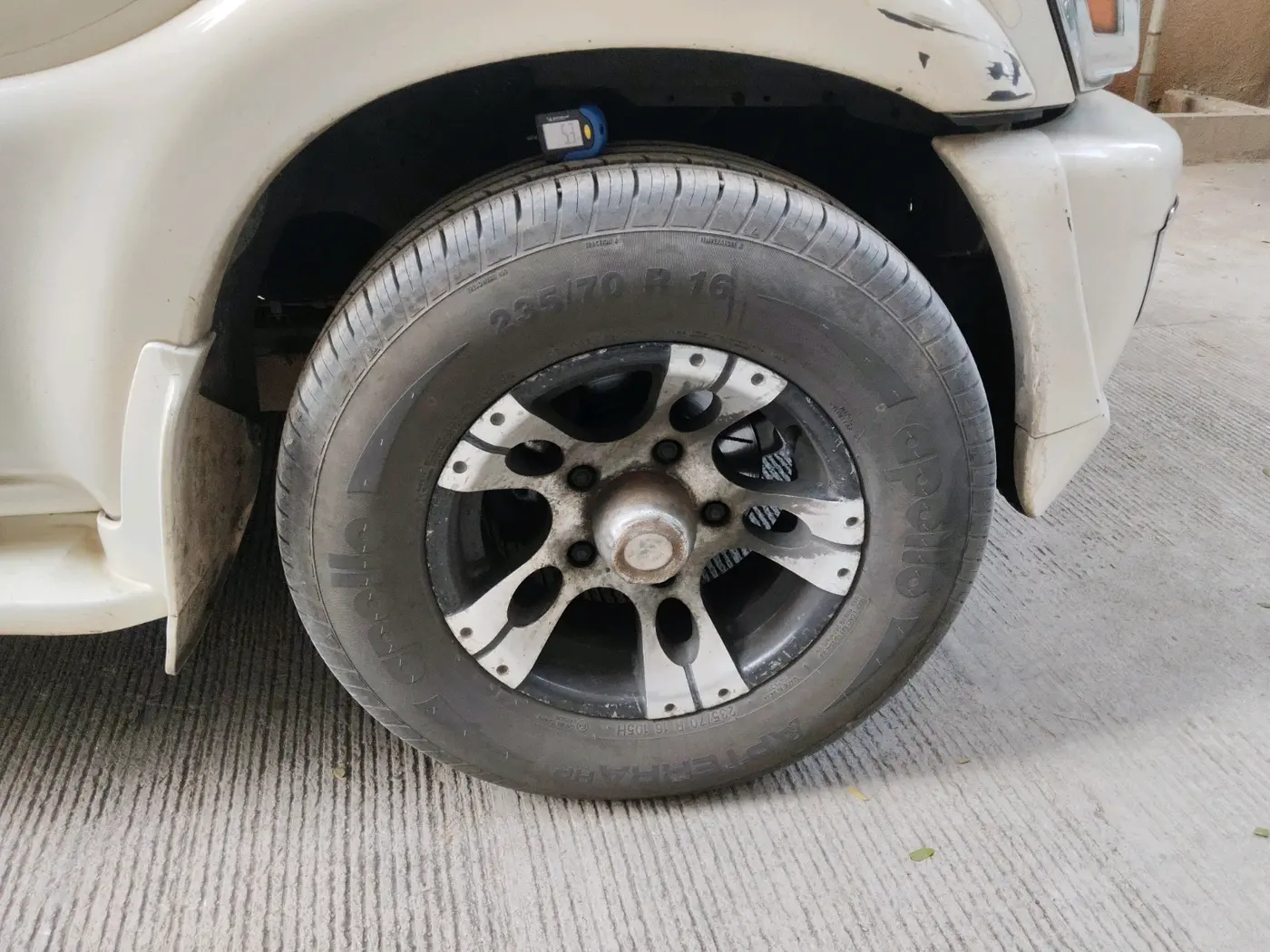 2013 Mahindra Scorpio SLE, Diesel, Manual, 1,45,176 km, tyre
