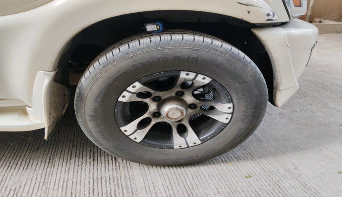 2013 Mahindra Scorpio SLE, Diesel, Manual, 1,45,176 km, tyre