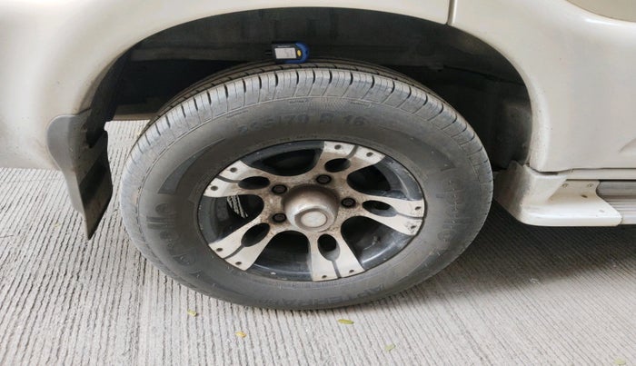 2013 Mahindra Scorpio SLE, Diesel, Manual, 1,45,176 km, tyre