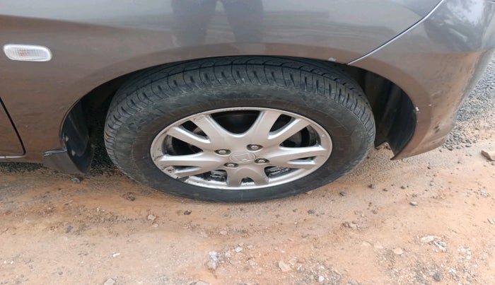 2014 Honda Brio VX AT, Petrol, Automatic, 62,354 km, tyre