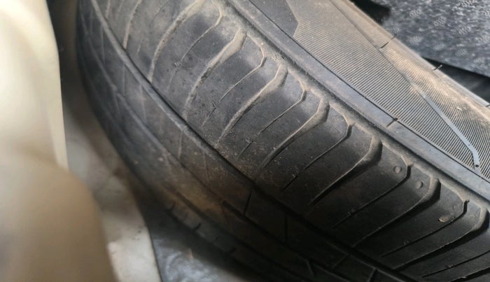 2012 Volkswagen Vento HIGHLINE DIESEL 1.6, Diesel, Manual, 1,14,830 km, tyre