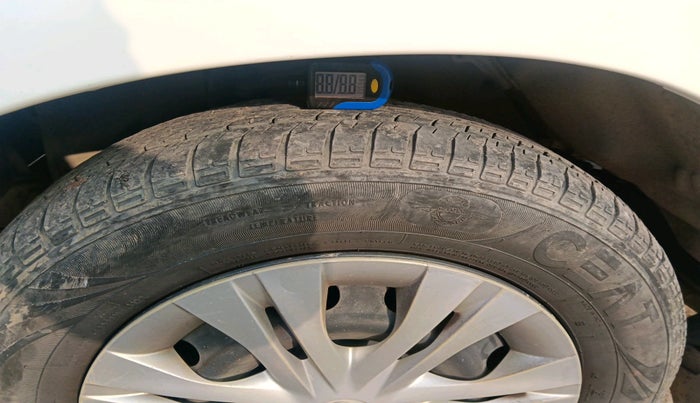 2014 Toyota Innova 2.5 GX 7 STR, Diesel, Manual, 1,74,246 km, tyre