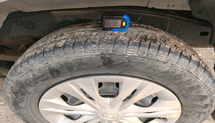 2014 Toyota Innova 2.5 GX 7 STR, Diesel, Manual, 1,74,246 km, tyre