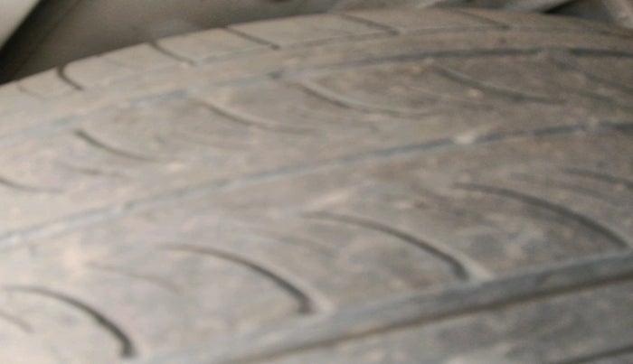 2014 Toyota Innova 2.5 GX 7 STR, Diesel, Manual, 1,74,246 km, tyre