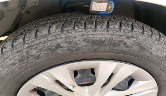 2014 Toyota Innova 2.5 GX 7 STR, Diesel, Manual, 1,74,246 km, tyre