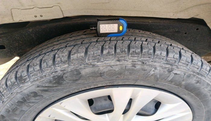 2014 Toyota Innova 2.5 GX 7 STR, Diesel, Manual, 1,74,246 km, tyre