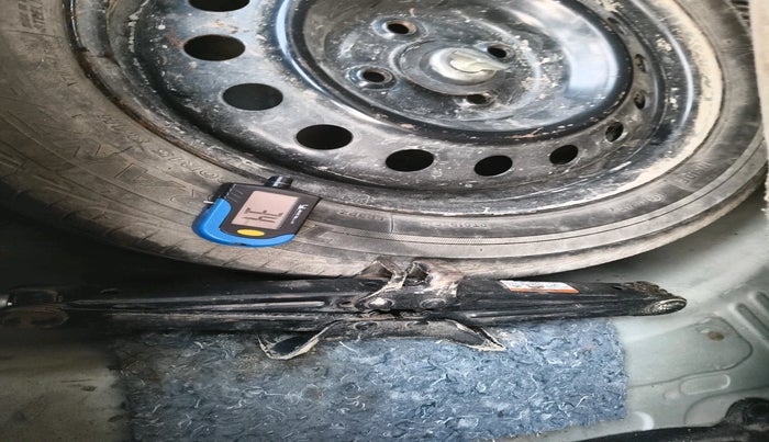 2019 Toyota Etios Liva V, Petrol, Manual, 1,05,353 km, tyre