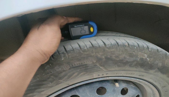 2022 Maruti Swift VXI, Petrol, Manual, 1,45,346 km, tyre