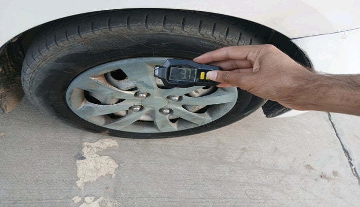 2017 Hyundai Eon ERA +, Petrol, Manual, 1,53,521 km, tyre