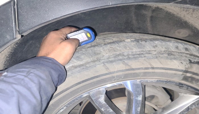 2014 Hyundai Santa Fe 2 WD AT, Diesel, Automatic, 1,93,920 km, tyre