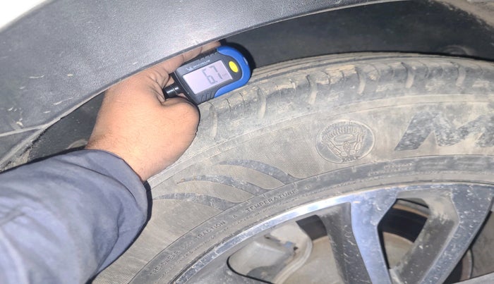 2014 Hyundai Santa Fe 2 WD AT, Diesel, Automatic, 1,93,920 km, tyre