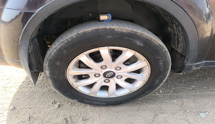 2015 Mahindra XUV500 W10, Diesel, Manual, 1,34,107 km, tyre