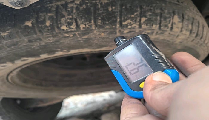 2014 Mahindra XUV500 W4, Diesel, Manual, 1,11,297 km, tyre