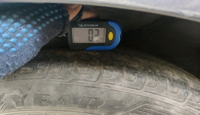 2011 Hyundai i10 MAGNA 1.1, Petrol, Manual, 1,83,003 km, tyre