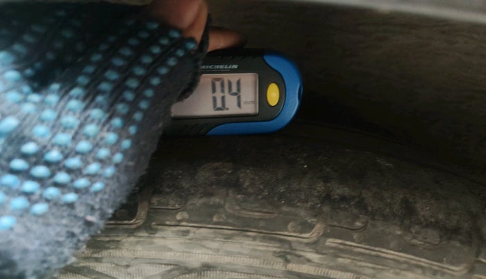 2011 Hyundai i10 MAGNA 1.1, Petrol, Manual, 1,83,003 km, tyre