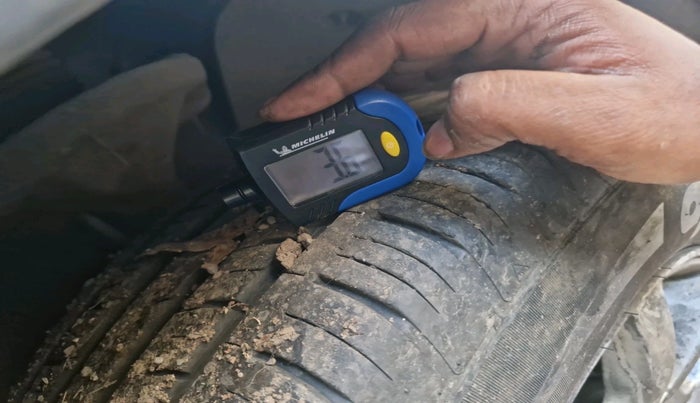 2016 Mahindra XUV500 W10 AWD AT, Diesel, Automatic, 1,06,951 km, tyre