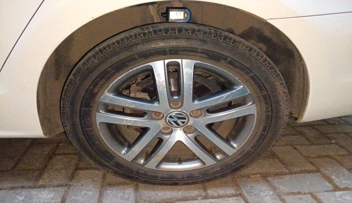 2011 Volkswagen Jetta HIGHLINE TDI AT, Diesel, Automatic, 1,69,600 km, tyre