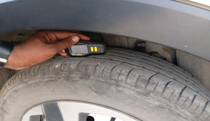 2023 Mahindra XUV300 W4 1.2 PETROL, Petrol, Manual, 12,473 km, tyre