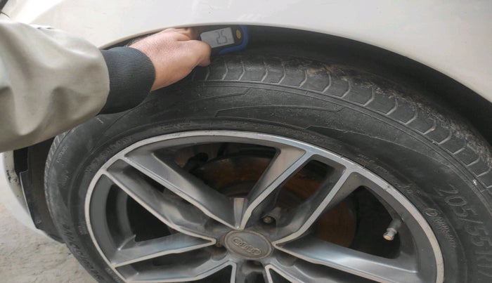 2014 Hyundai New Elantra 1.6 SX AT DIESEL, Diesel, Automatic, 1,47,711 km, tyre