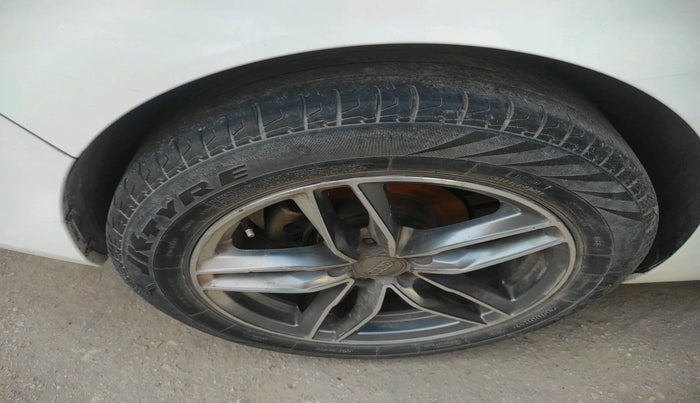 2014 Hyundai New Elantra 1.6 SX AT DIESEL, Diesel, Automatic, 1,47,711 km, tyre