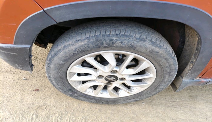 2016 Mahindra Kuv100 K8 5 STR, Petrol, Manual, 76,842 km, tyre