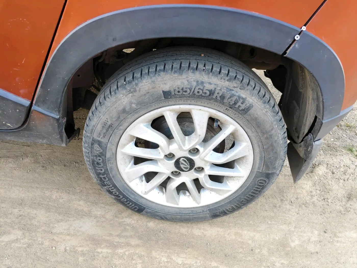 2016 Mahindra Kuv100 K8 5 STR, Petrol, Manual, 76,842 km, tyre