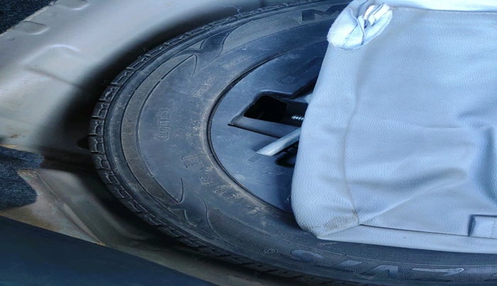 2016 Mahindra Kuv100 K8 5 STR, Petrol, Manual, 76,842 km, tyre