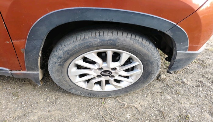 2016 Mahindra Kuv100 K8 5 STR, Petrol, Manual, 76,842 km, tyre