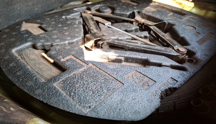 2011 Chevrolet Beat LT PETROL, Petrol, Manual, 99,077 km, tyre