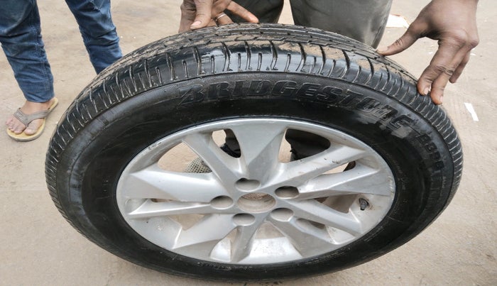 2018 Toyota Innova Crysta 2.4 GX 7 STR, Diesel, Manual, 81,793 km, tyre