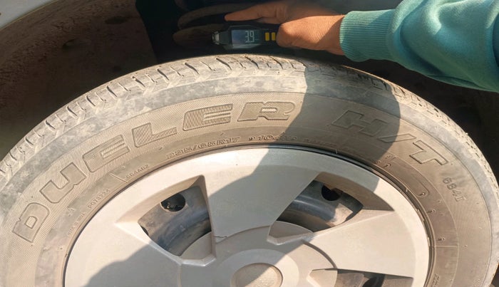 2017 Mahindra XUV500 W6, Diesel, Manual, 1,69,730 km, tyre