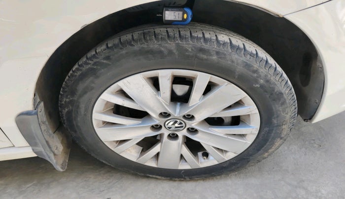 2015 Volkswagen Vento HIGHLINE 1.5 AT, Diesel, Automatic, 93,105 km, tyre